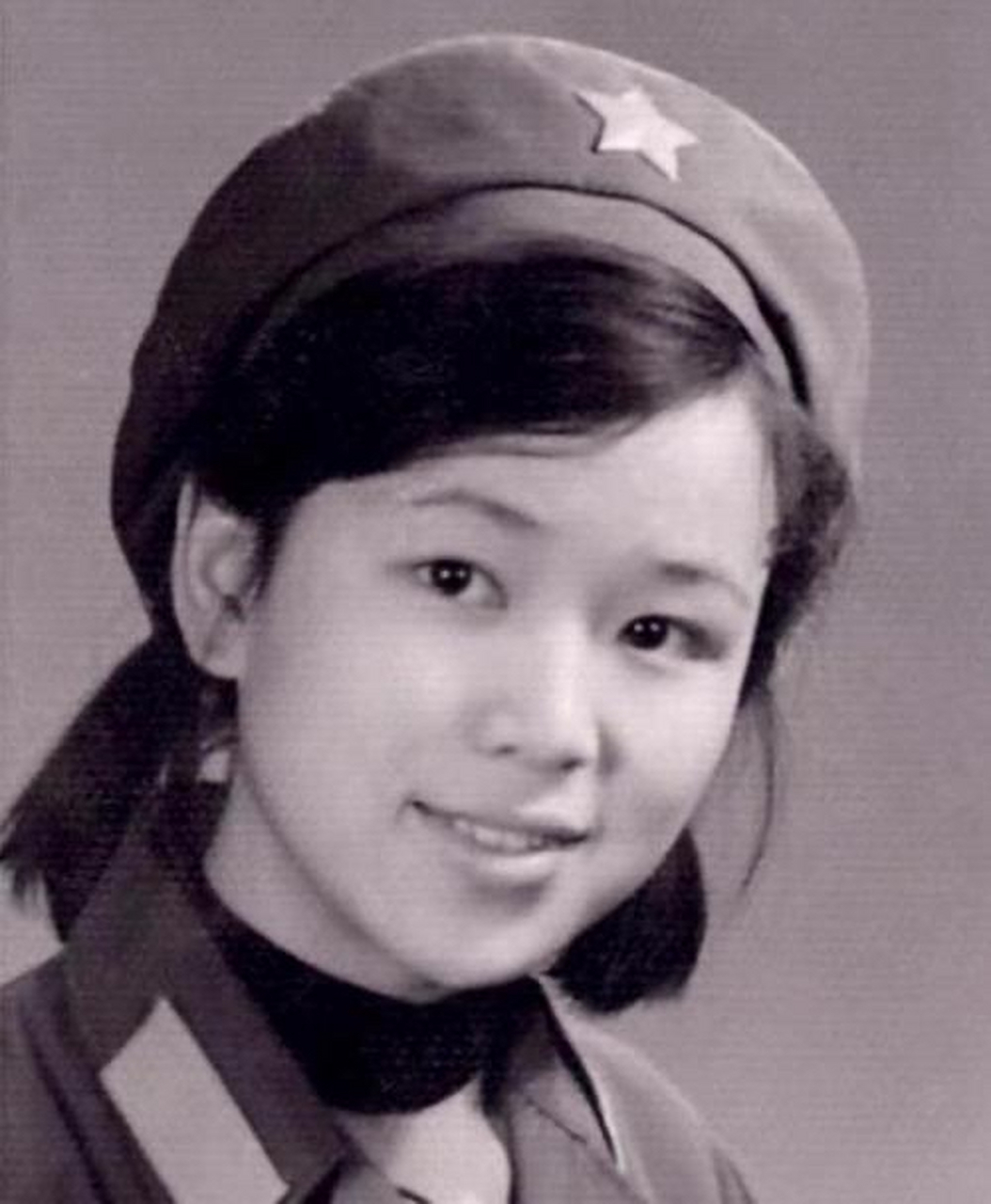 1979年老山前线一位飒爽英姿的通讯女兵留下的照片,她身着65式军装