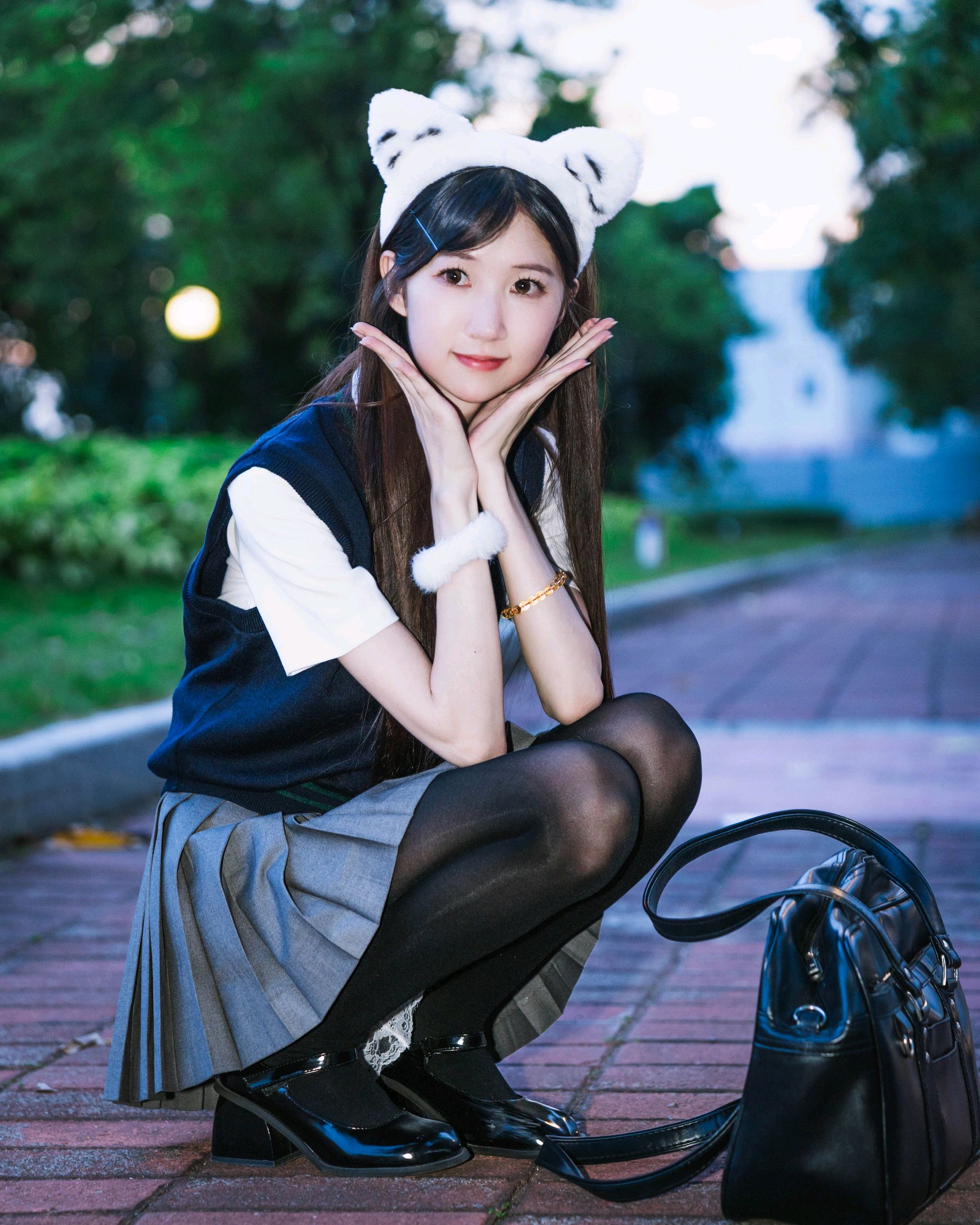 漫画少女的时尚启示:灰色百褶裙与黑色长筒袜的魅力