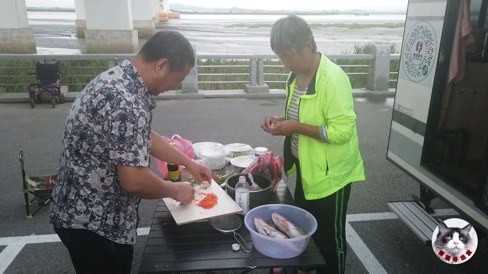 这就是床车房车旅行的优势,住在海边自己做海鲜,丹东特色炒馇子