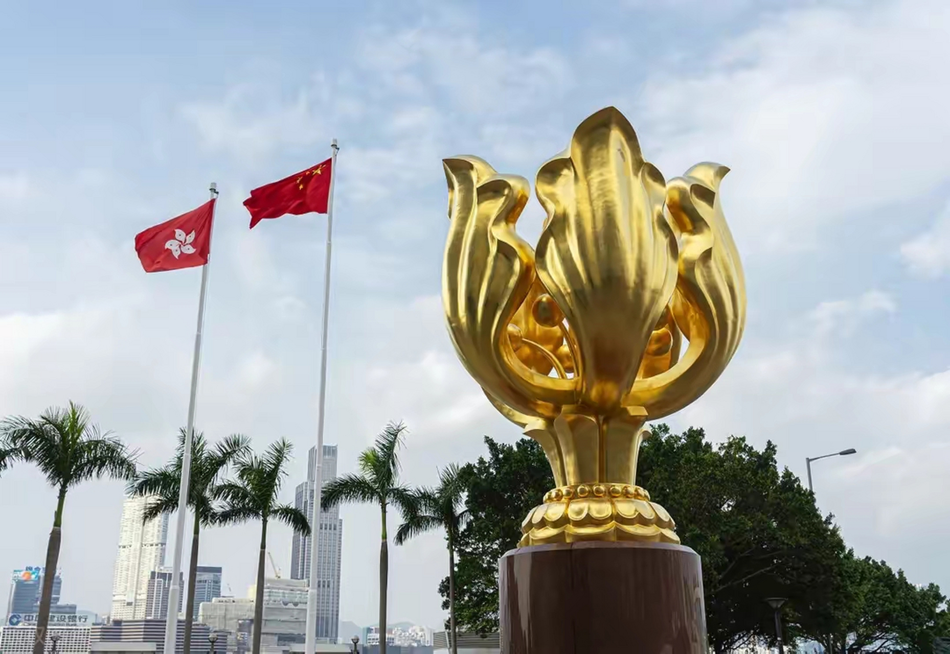 1997年7月1日香港正式回归,经历了百年沧桑的香港回归祖国,标志着香港