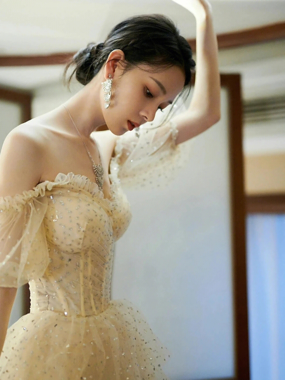 陈瑶露肩低胸薄纱裙, 轻盈柔美,清纯性感.