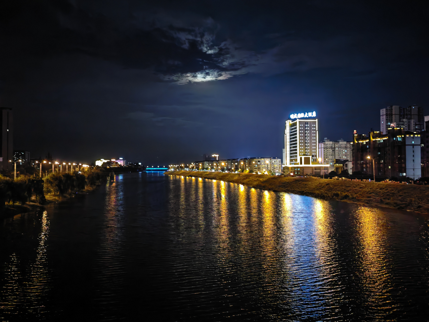 华容县位于湖南省北部边陲,岳阳市西部,北倚长江,南滨洞庭湖,面积1612