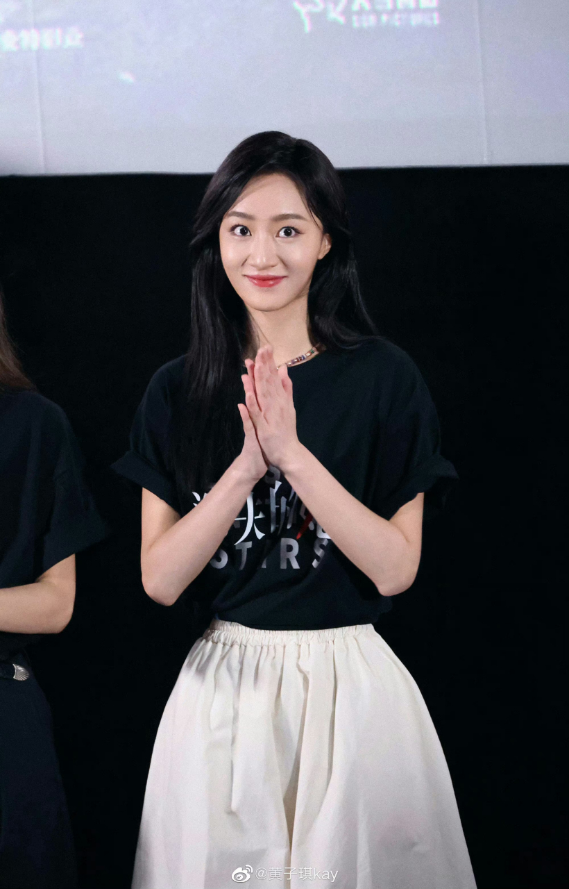 消失的她# #黄子琪# 确实很美啊![色][色][色]快来拿去做壁纸吧!