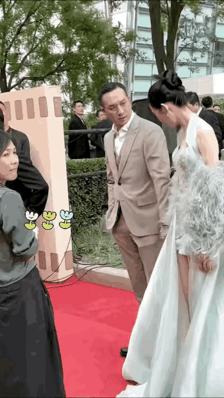 黄觉和年轻的张艺凡一起走红毯,他不但十指相扣还面带桃花一起摇手.