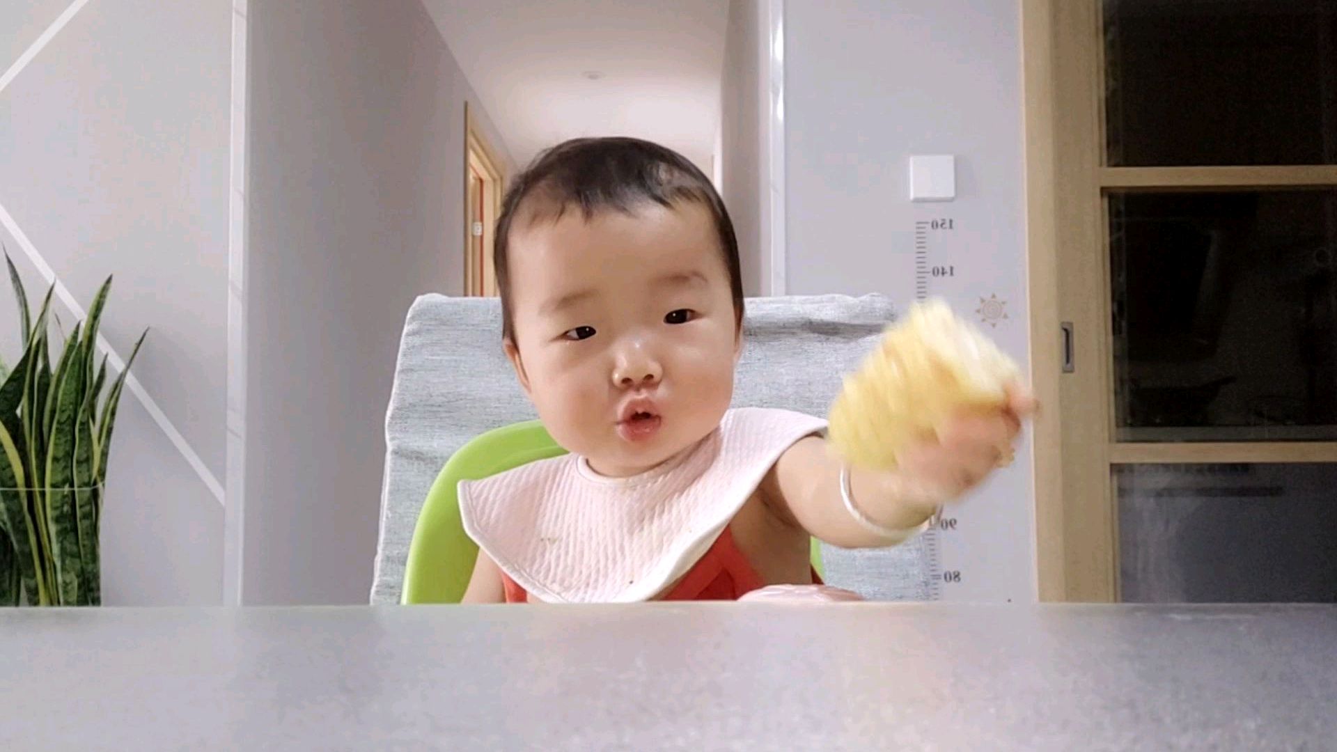 妈妈给暖宝煮了蔬菜粥,鸡蛋和玉米,暖宝吃的真高兴!