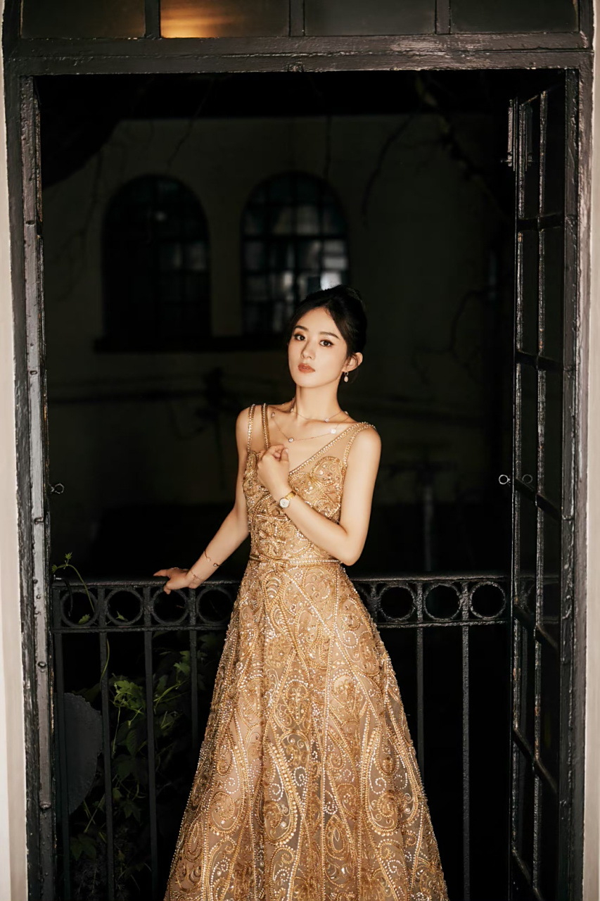 赵丽颖# 身穿金色刺绣透视裙,清纯妩媚的眼神,肤白貌美的容颜,白皙