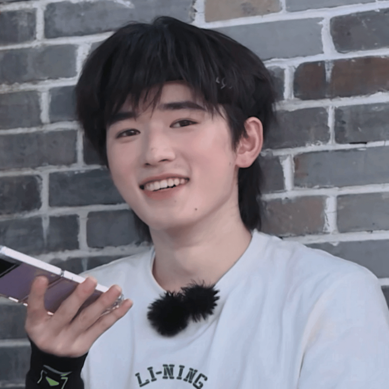 宋亚轩咧着嘴笑特别可爱,一张白白的脸上那粗粗的眉毛真黑啊!#宋亚轩