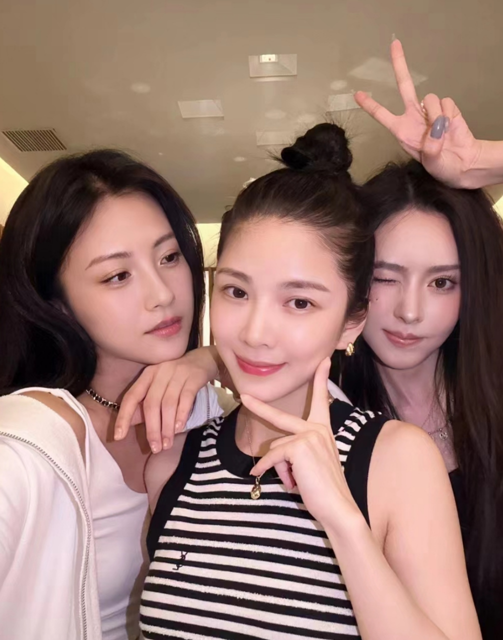 杜淳老婆和包贝尔老婆聚会,包文婧p图过头没认出来,王灿倒是很有辨识