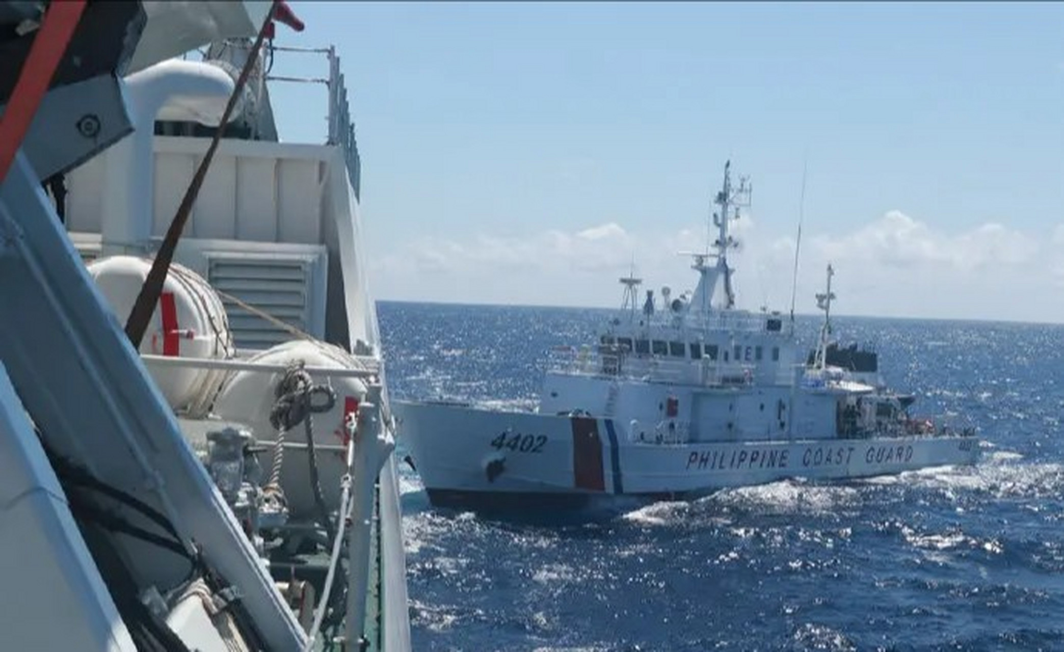 8月6日,菲律宾当局指责中国海警战舰在南海向菲律宾海岸警卫队船只