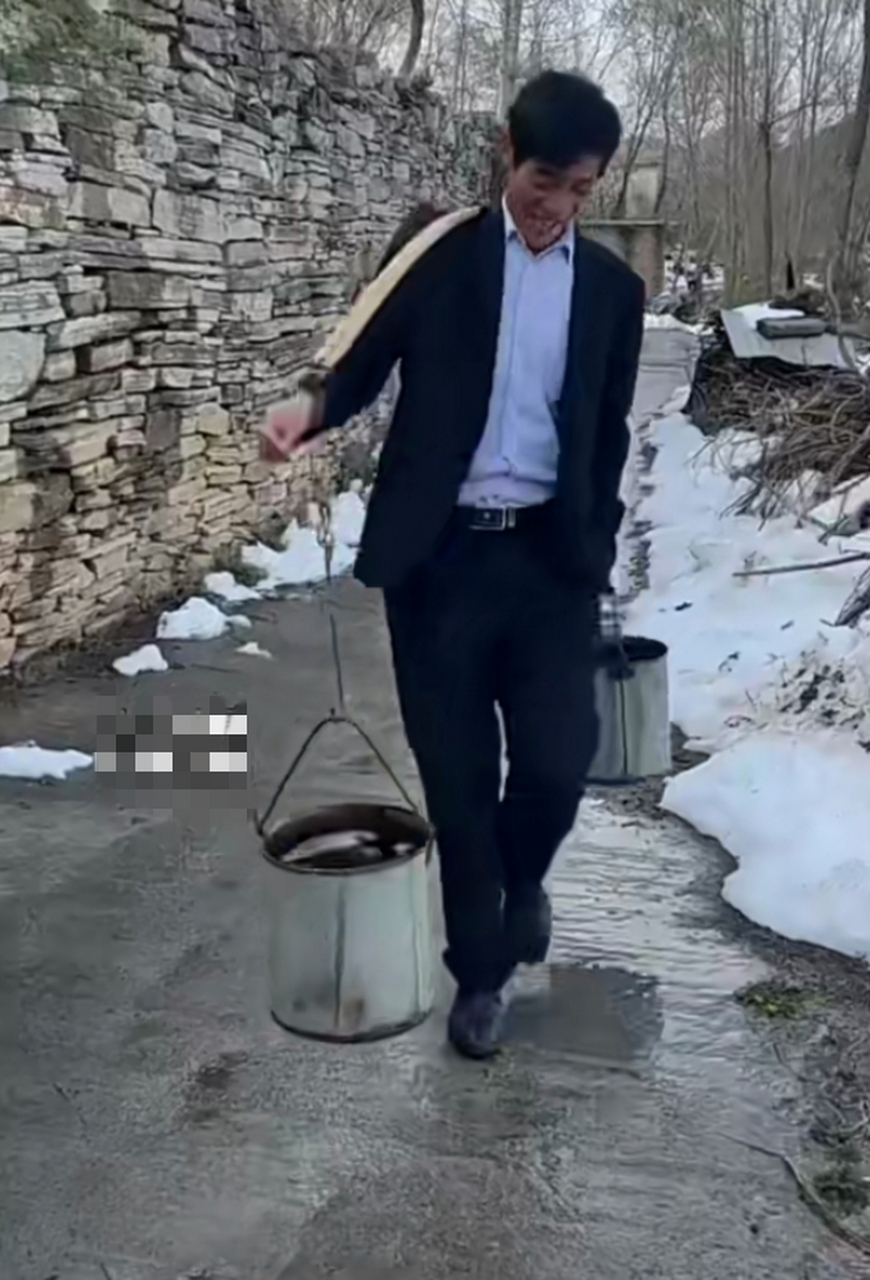 大哥这担子挑的绝对是一流