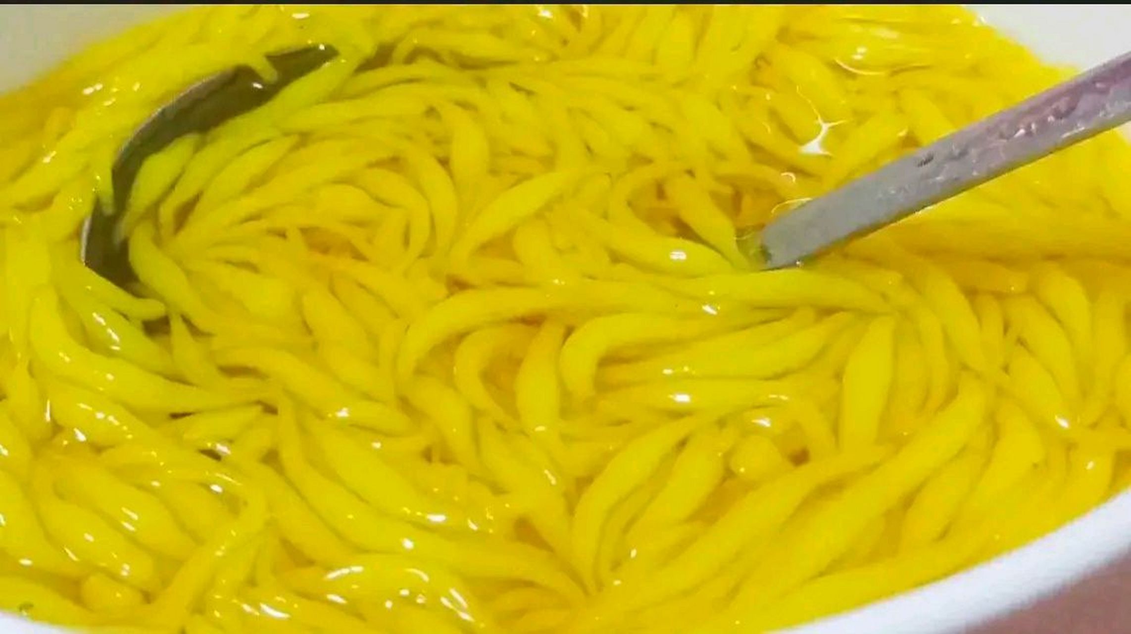 我们本地人都把它叫做槐花粉,吃到嘴里滑溜溜的,伴着糖水的甜,真是