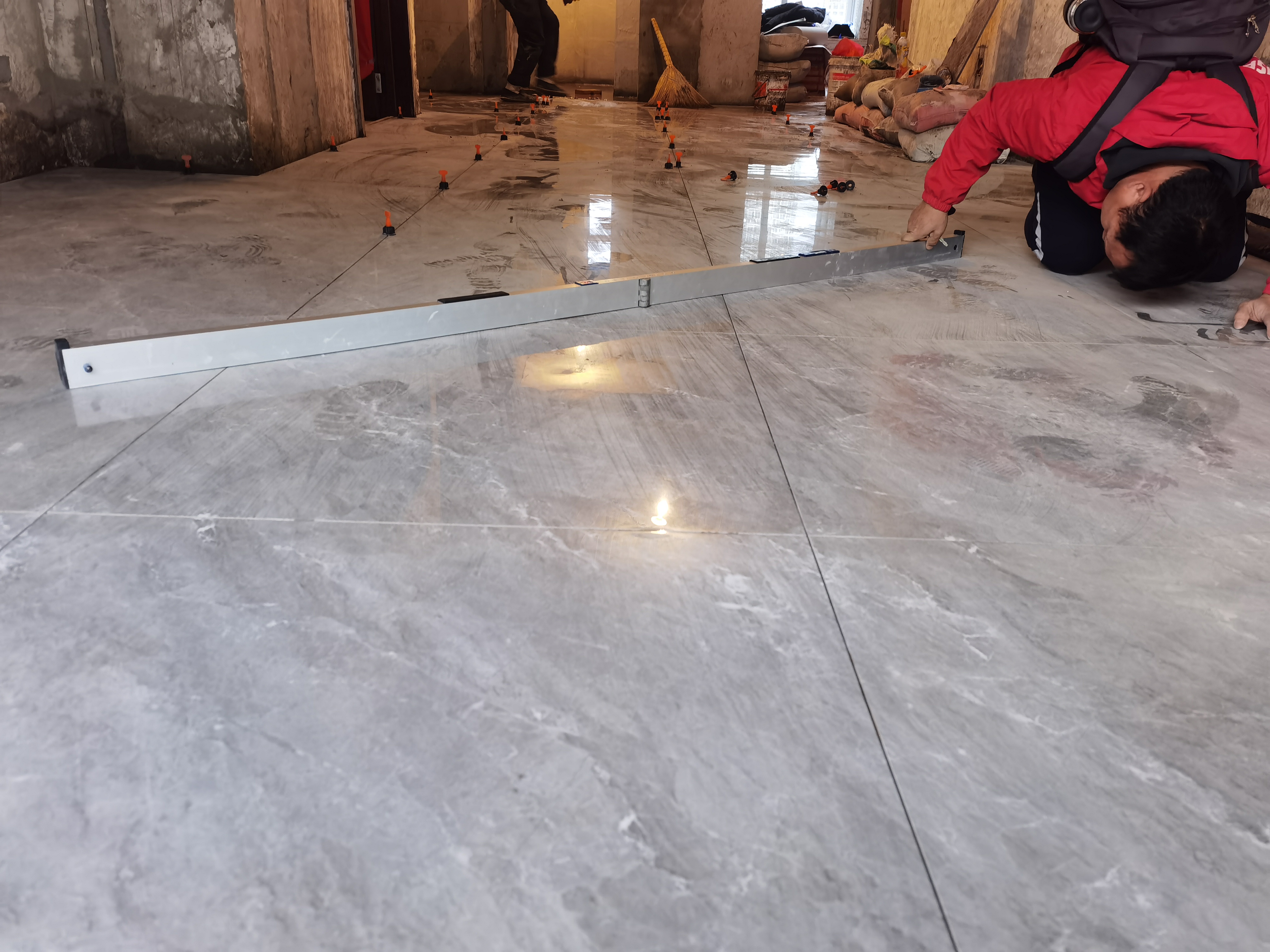 南充装修,干铺法铺地砖!