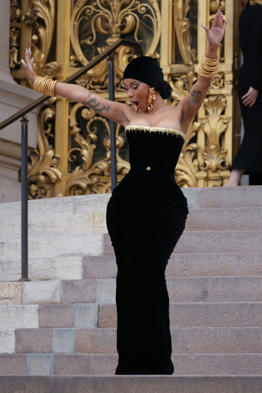 卡迪碧cardi b亮相巴黎时装周看秀