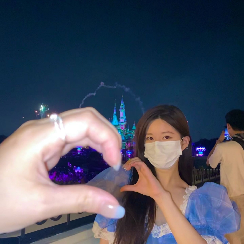 组图：赵露思穿公主裙游迪士尼手拿气球等烟花少女心十足