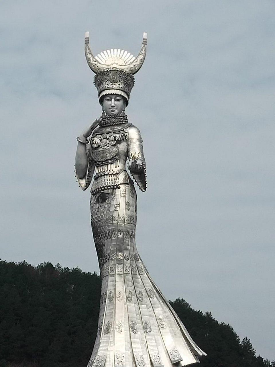 贵州世界最大的苗族女神仰阿莎,整座雕像高88米,其中底座高22米,雕像