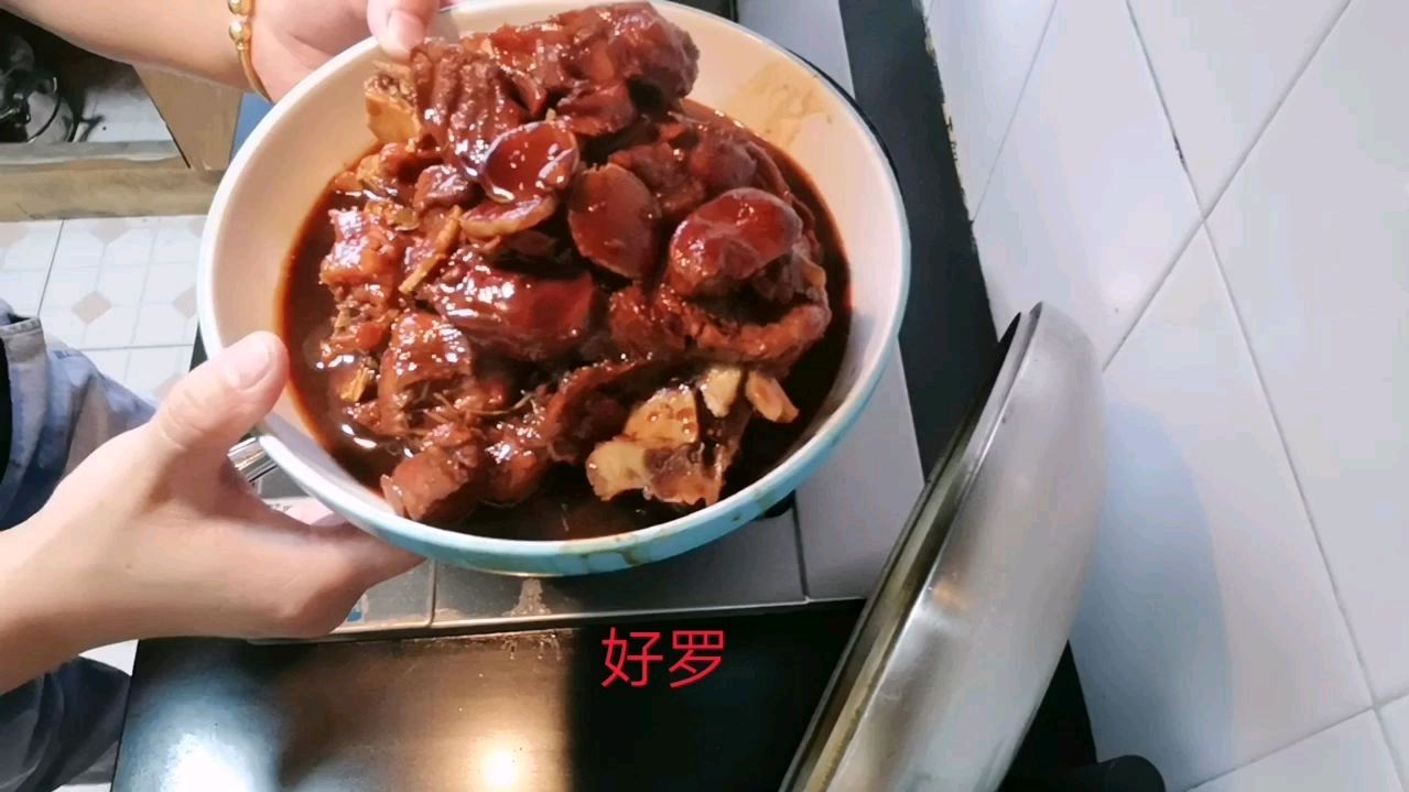 老公每天早出晚归太辛苦,媳妇今天做一道红烧猪蹄膀,太香了!