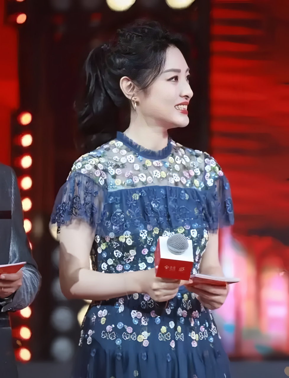 周涛的美丽和迷人气质依旧令人叹为观止.