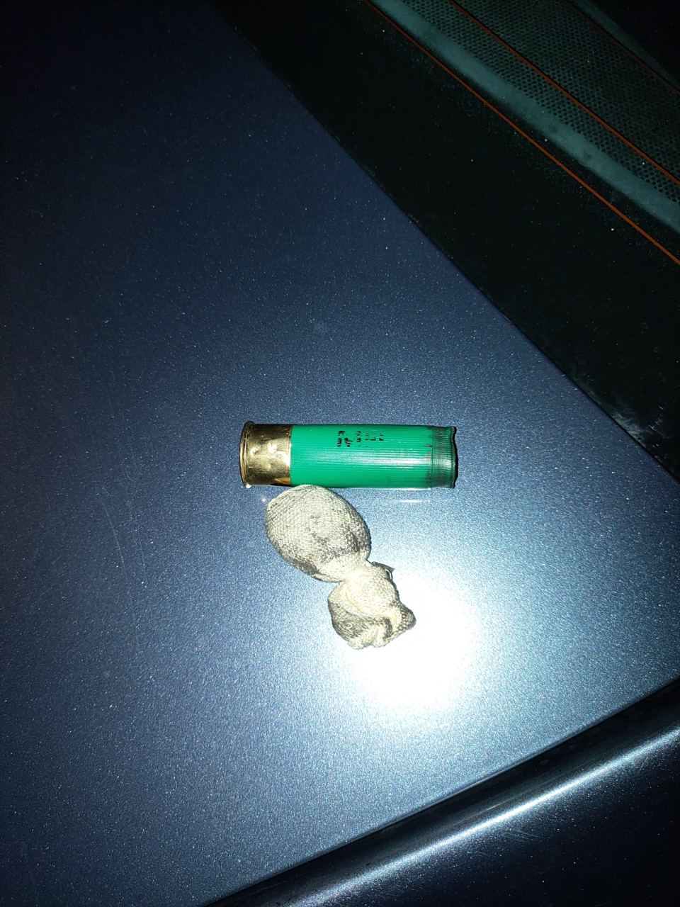 法国军警用于驱散扰乱人群的豆袋弹,使用霰弹枪发射,装药和动能与普通