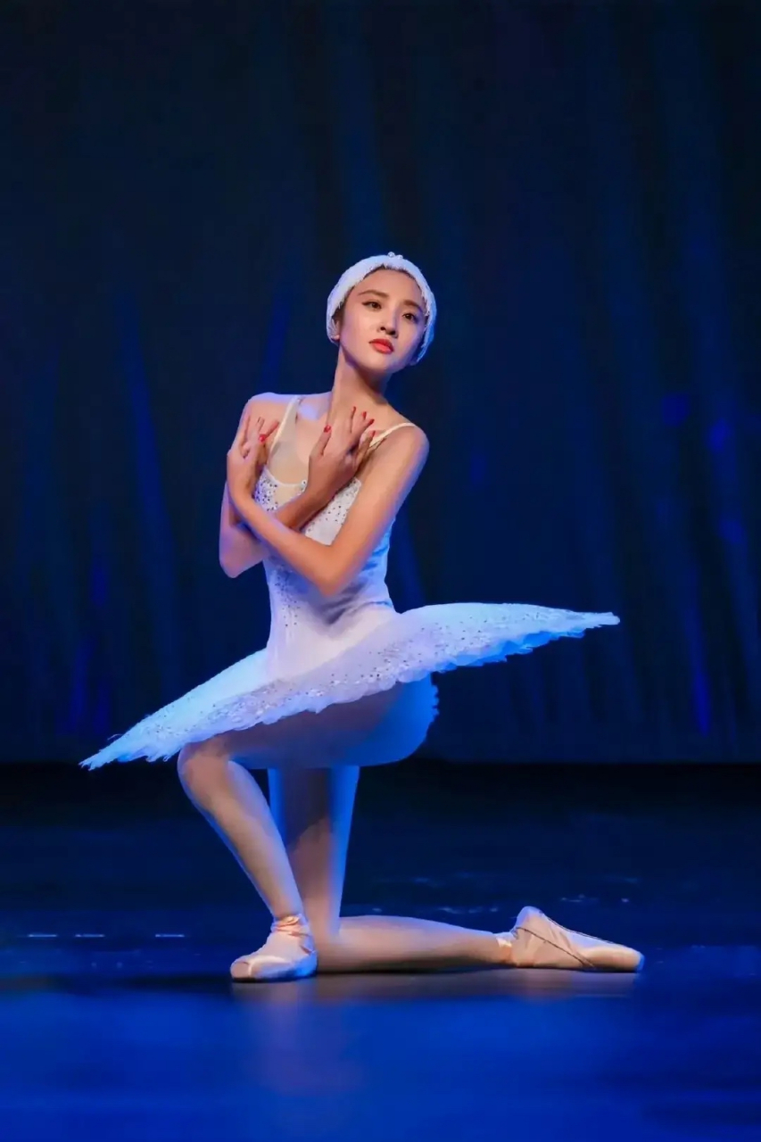 唐艺昕跳芭蕾时候的腿也太直了,90度角度很标准,180度也是笔直,芭蕾