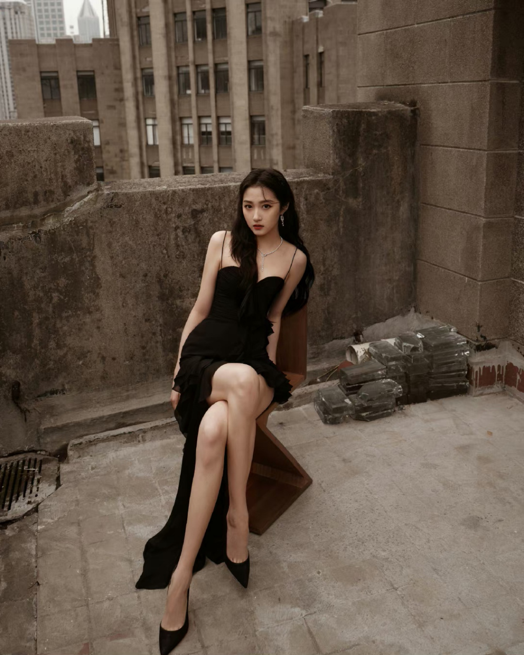 关晓彤# 一袭黑色吊带裙,肤白貌美的容颜,窈窕曼妙的身材,丰满傲人的