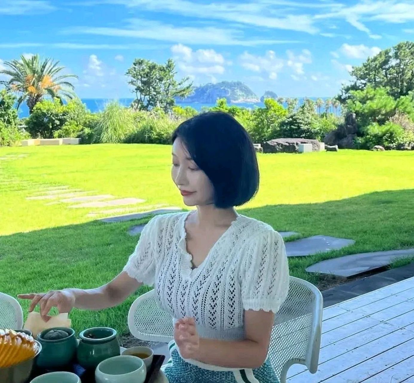 演员李智勋的妻子三浦绫乃在自己的instagram上写道:"济州岛,因为是