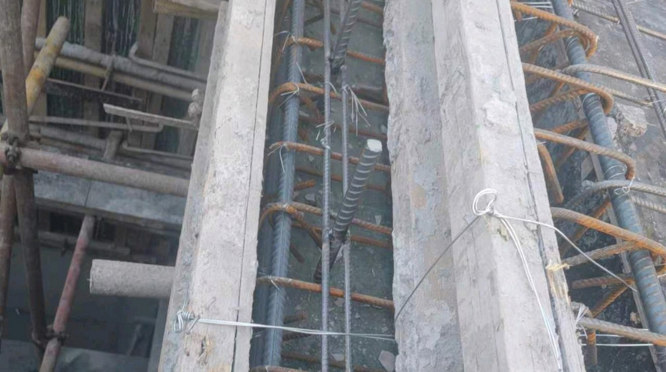 混凝土浇筑前最主要的是验收钢筋工程是否符合图纸与设计要求,特别是