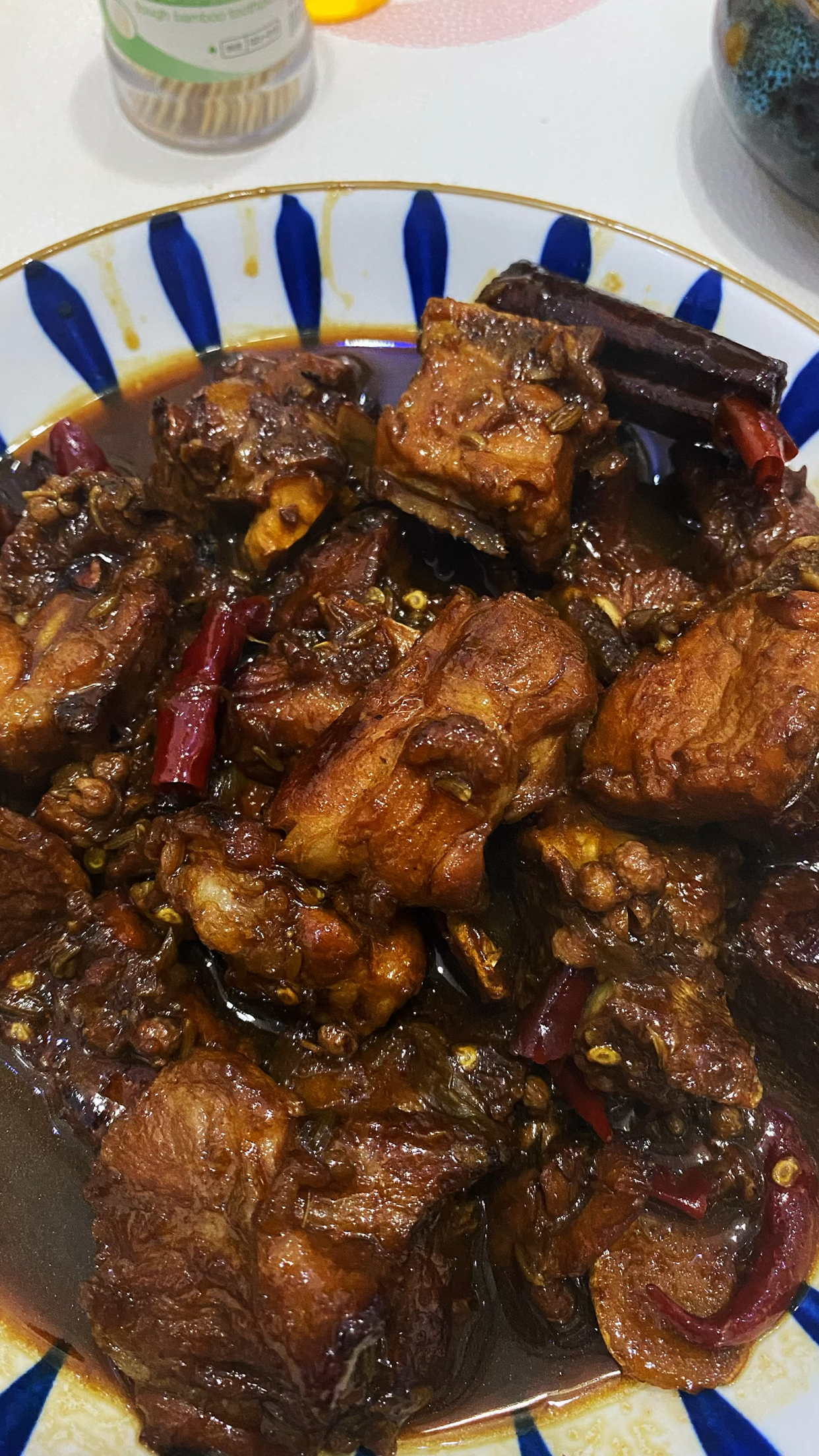 今天教大家一道家庭版红烧排骨