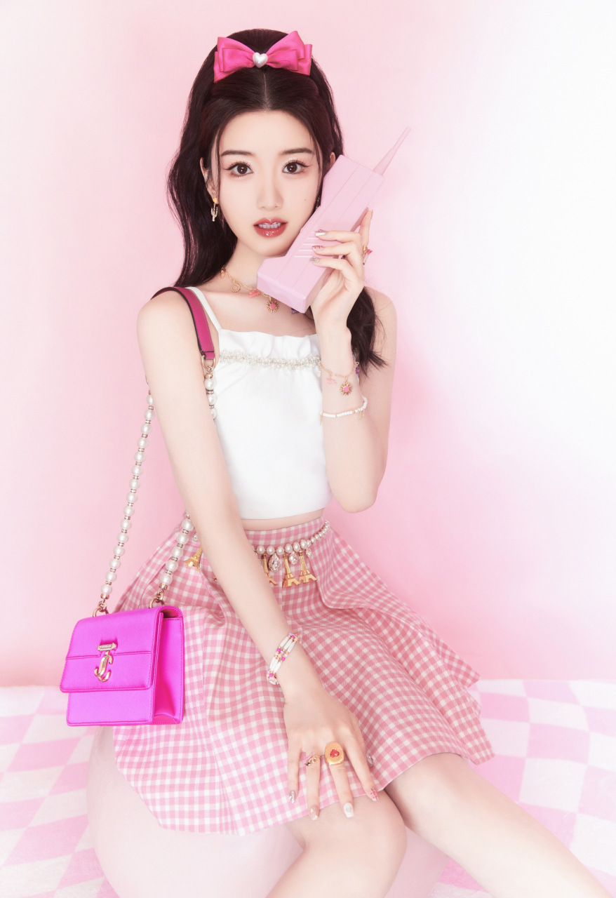 毛晓彤也太好看了,一身短款穿搭,清纯俏丽,甜美灵动,尤其是头上的玫