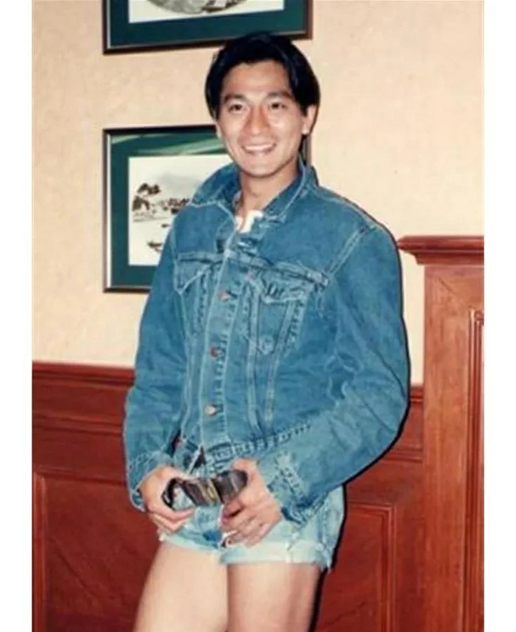 不得不说刘德华以前的穿衣真的大胆,这牛仔短裤放现在也是很超前的