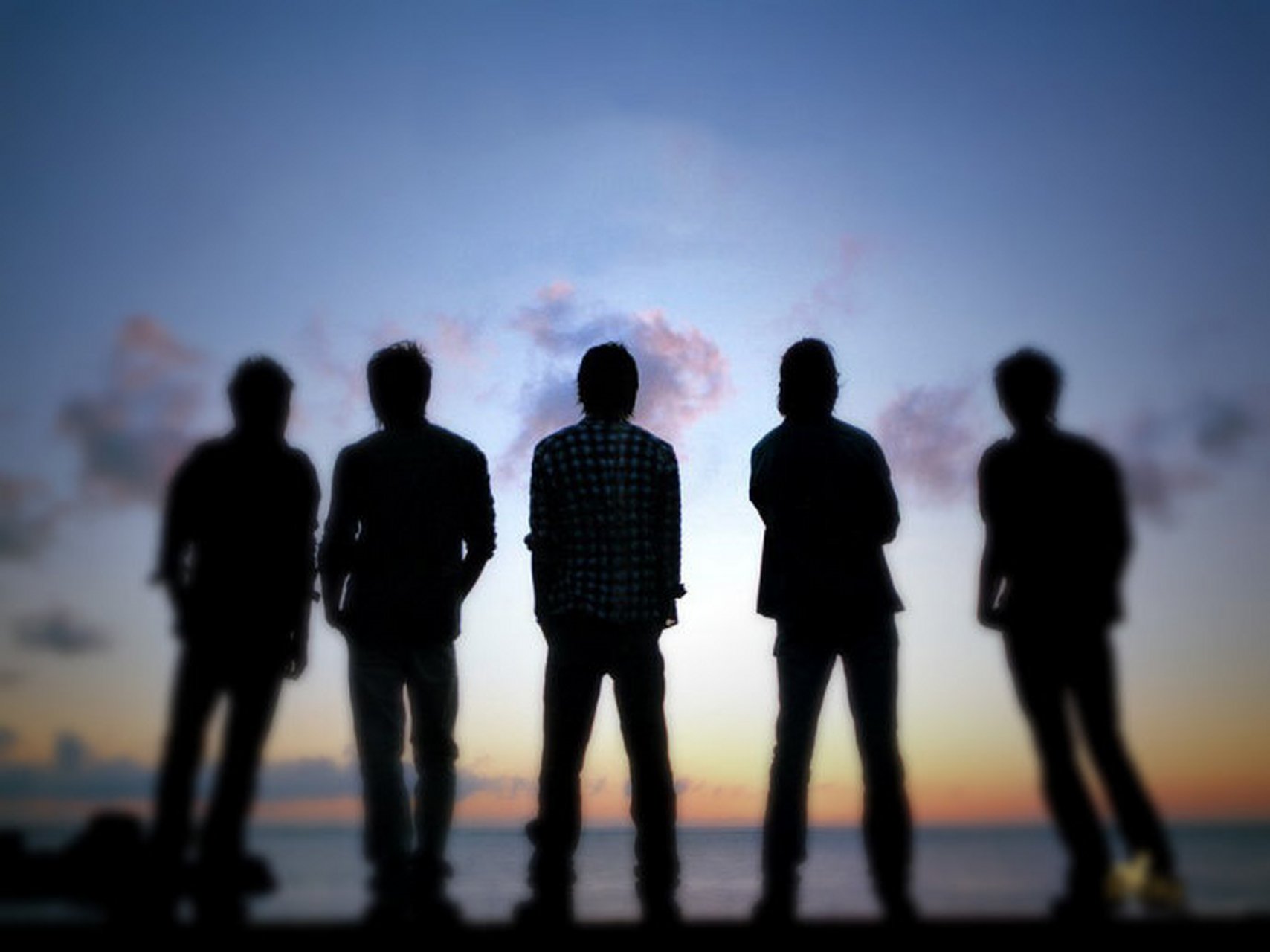 朋友一生一起走 人在落魄时才能看清,谁泼的是盆盆冷水,谁捧的是颗颗