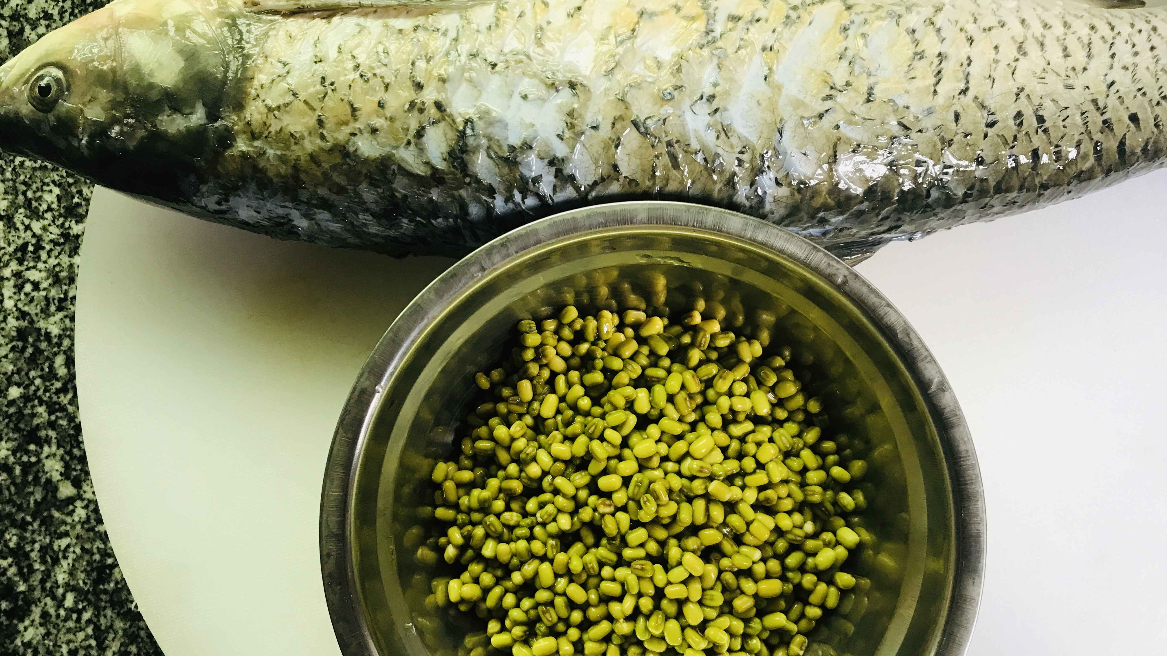 绿豆和草鱼一起做没想到这么好吃,营养美味,做法一学就会