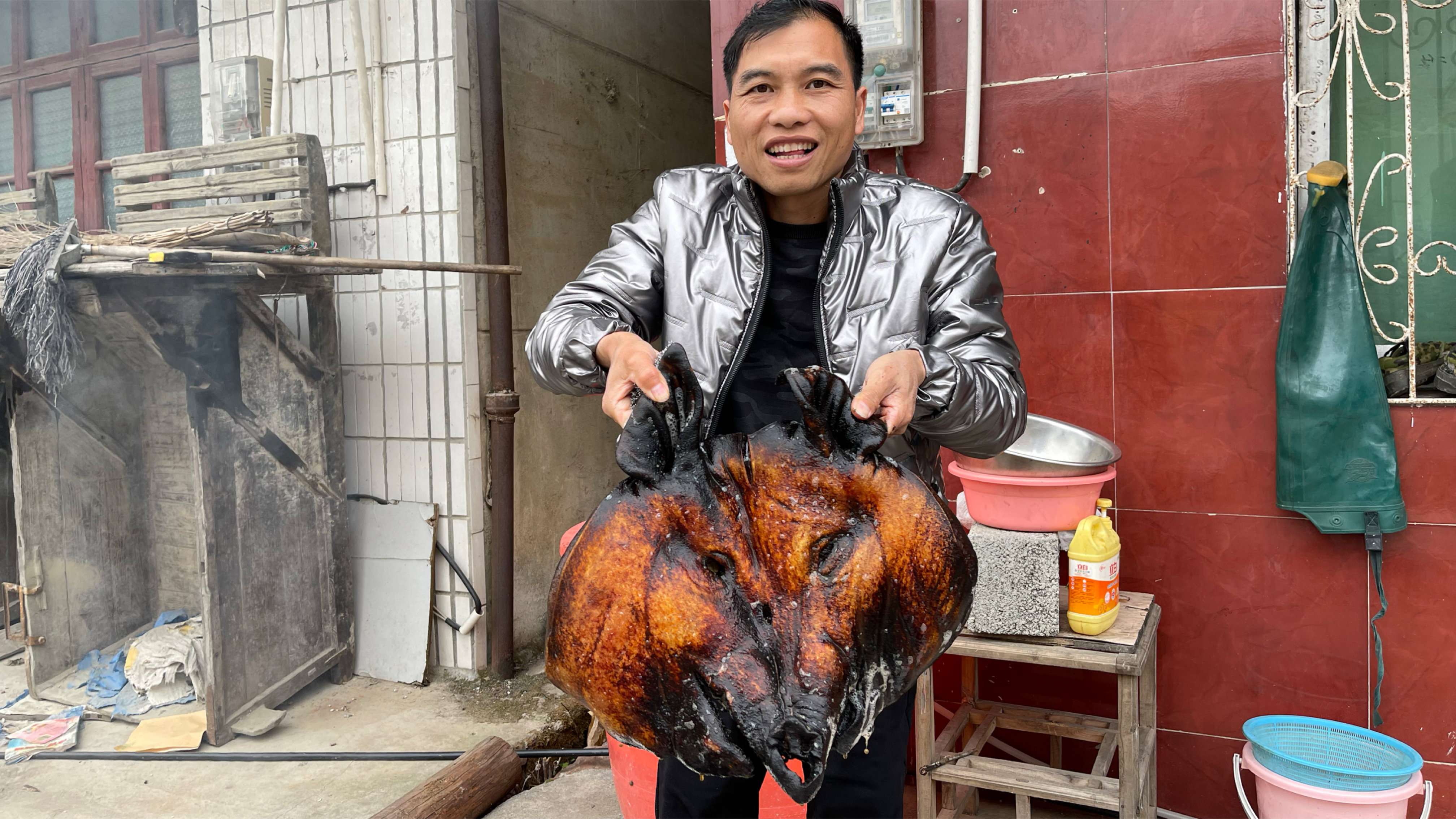 黑得发霉的老腊肉，小伙却说是好东西，处理完之后让我眼前一亮