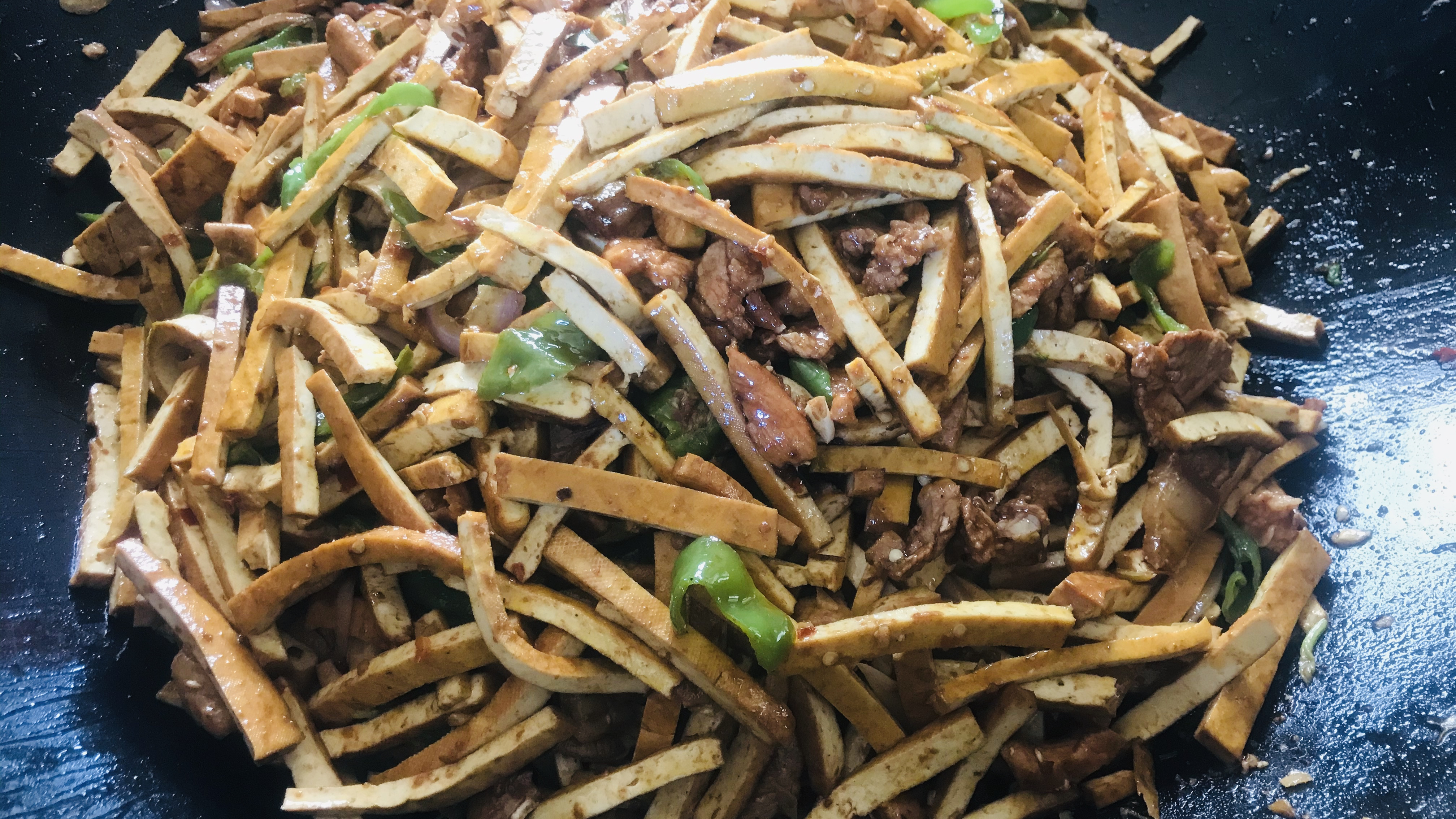 青椒肉丝炒豆干:辣椒要多肉丝要嫩,大家借我点芹菜,更香更美味