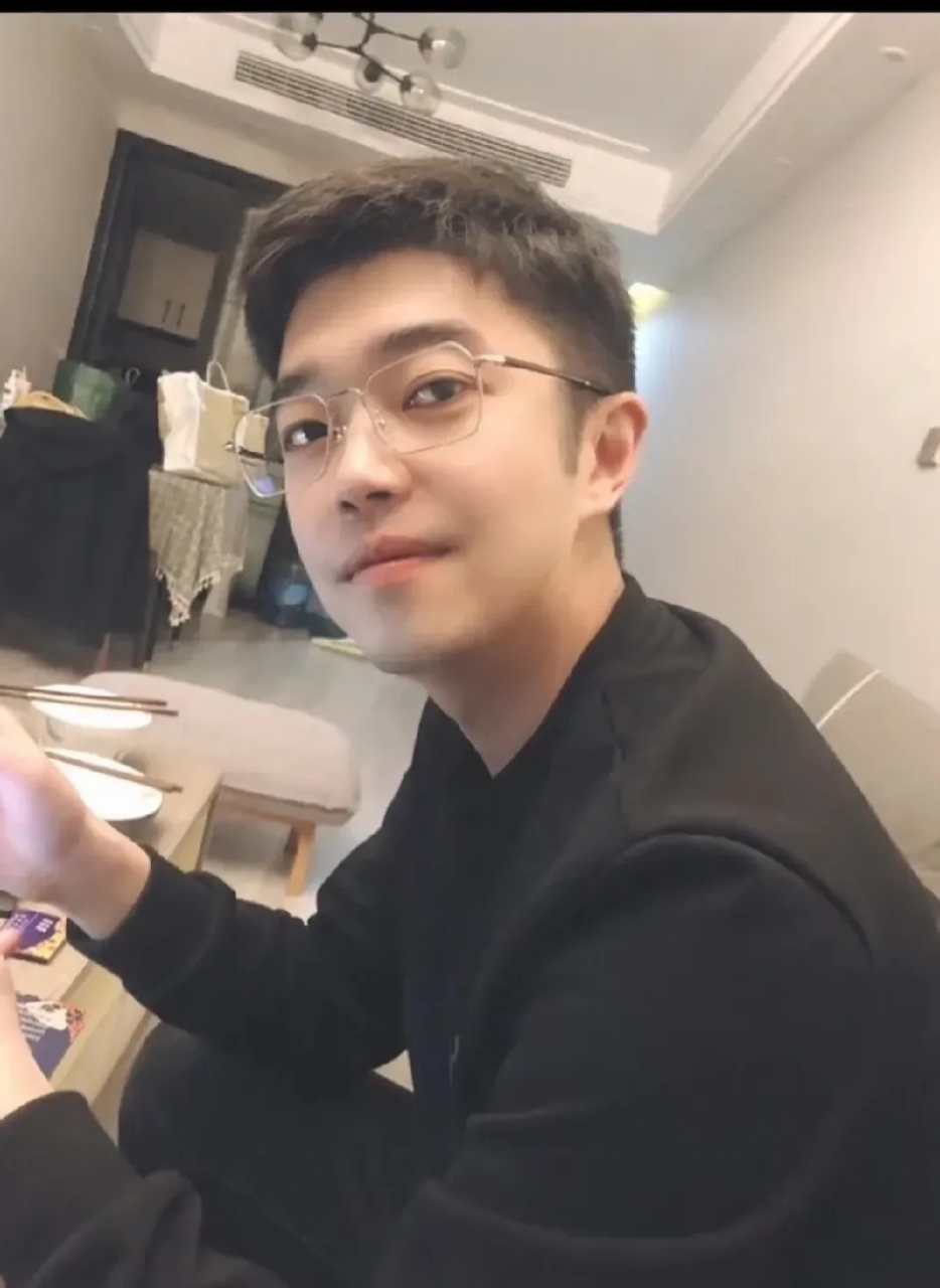 我们前两年单位来了一个帅气的小伙,长得很帅气,180高的个子,很阳光