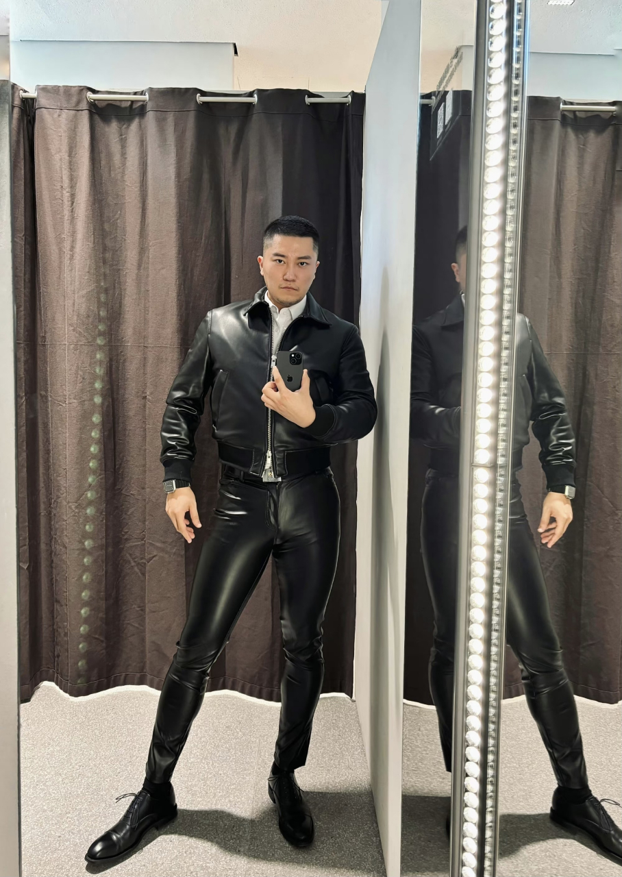 一个喜欢穿皮衣皮裤的男人,个子是真的高.#肌肉型男# #时尚穿搭