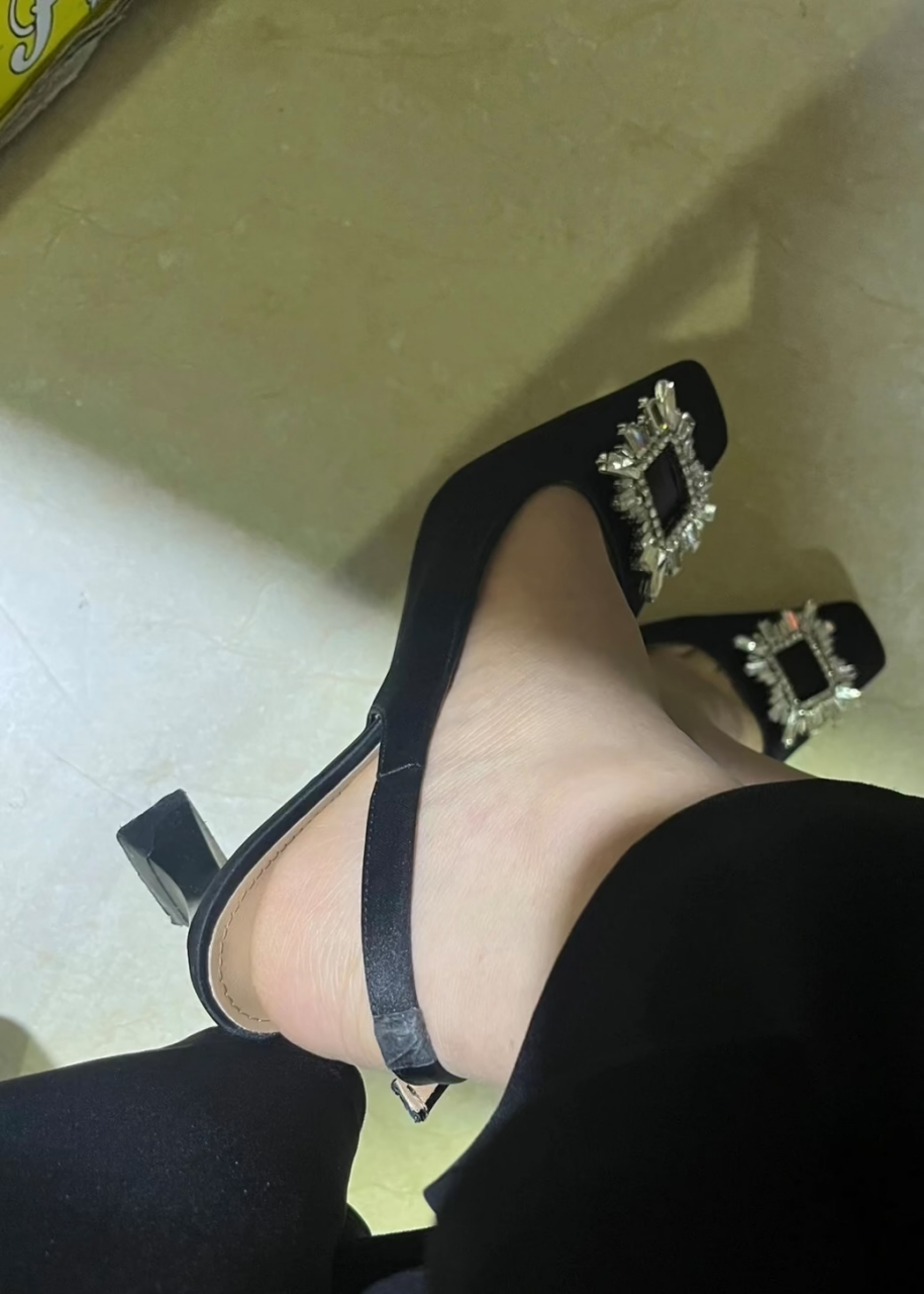 穿高跟鞋总磨脚后跟,想问下各位有啥好办法吗?