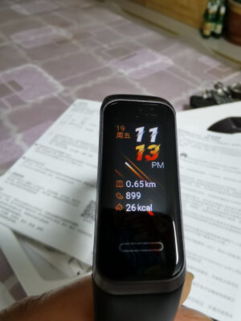 华为手环4e和荣耀手环5有啥区别,华为band4手环怎么样  【个人认为