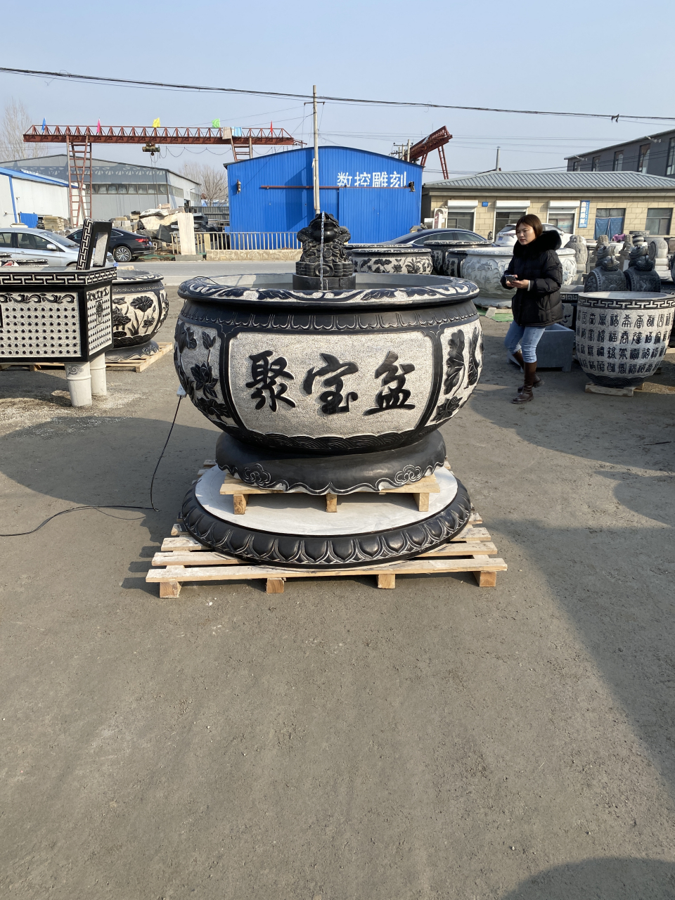 家里摆放一套这样的青石门海聚宝盆咋样?