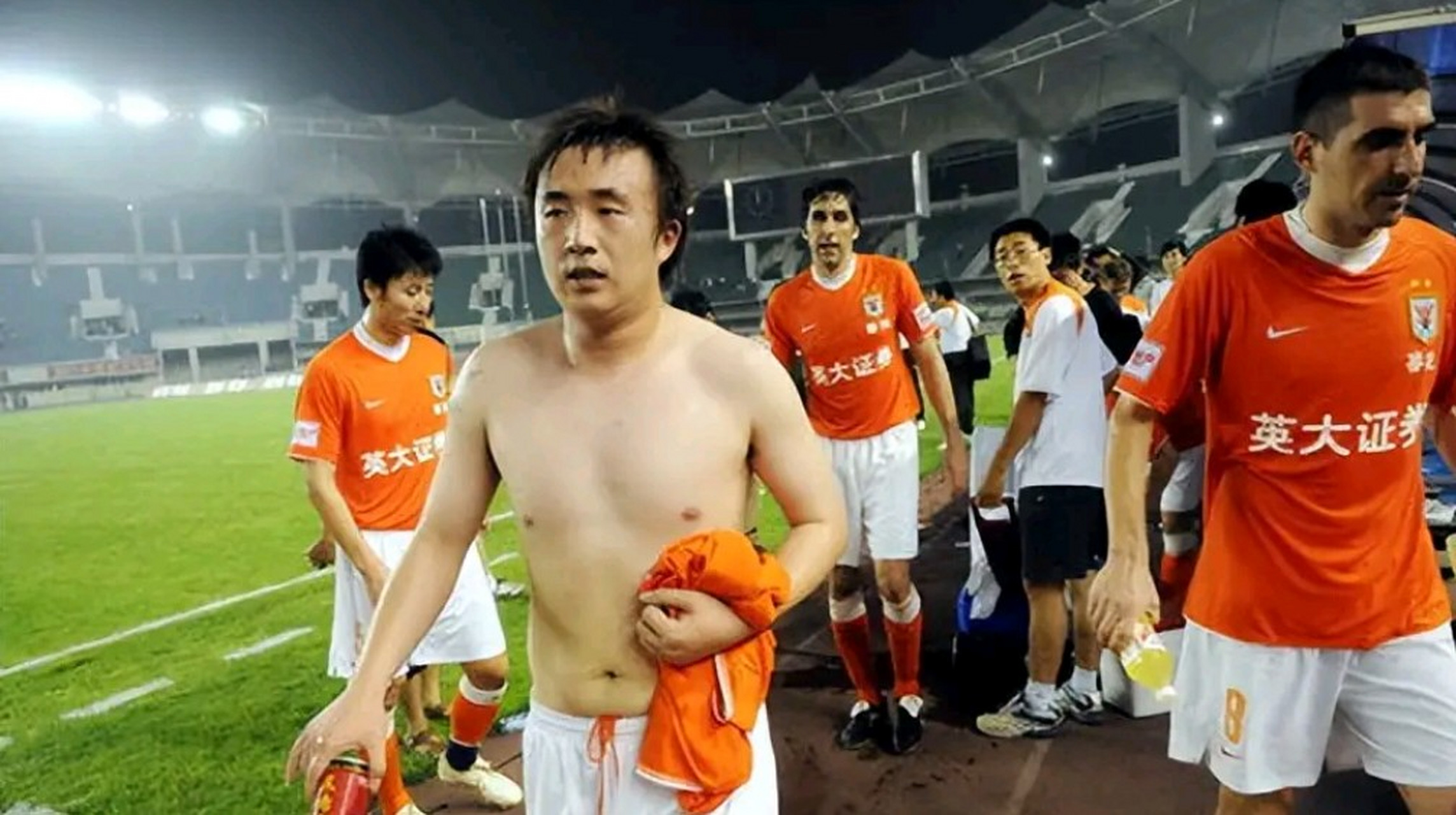 让国足背上"白斩鸡"这个绰号的王永珀,终于要退役了,一同宣布退役的