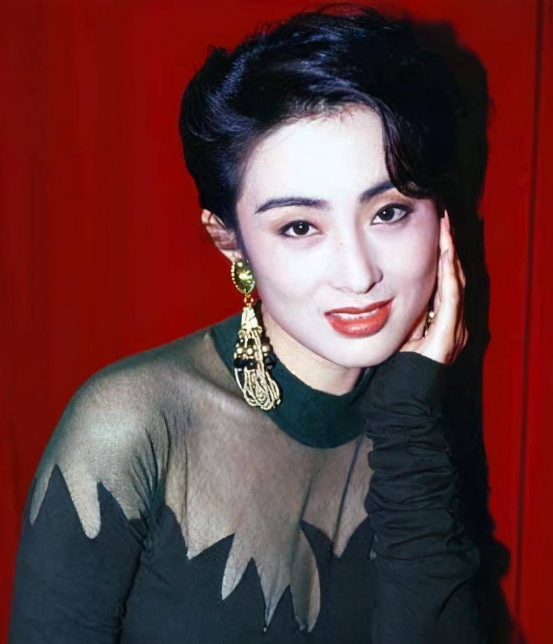 张敏瘦成骨头人了,路人镜头下骨感得吓人,穿针织裙腰身空荡荡