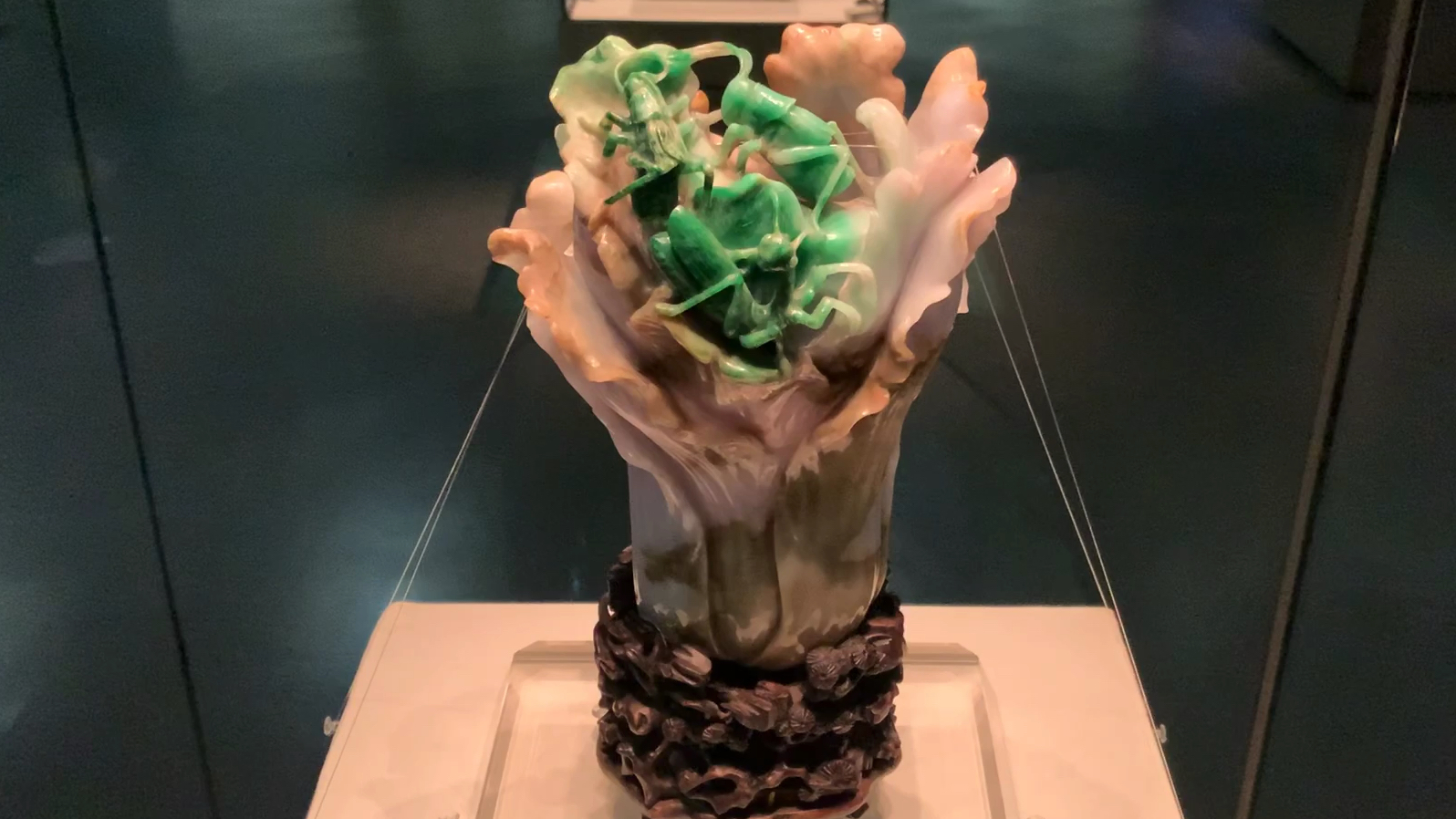 天津博物馆翡翠蝈蝈白菜(玉不琢不成器)二楼耀世奇珍珍品
