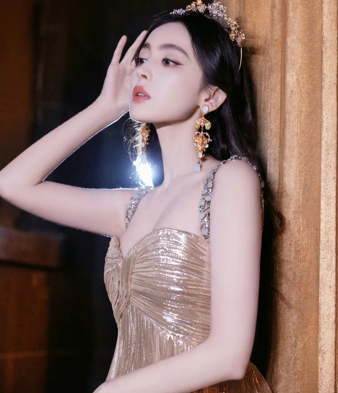 古力娜扎女神# 古力娜扎在出席wsj年度卓越人物晚宴时,展示了她的