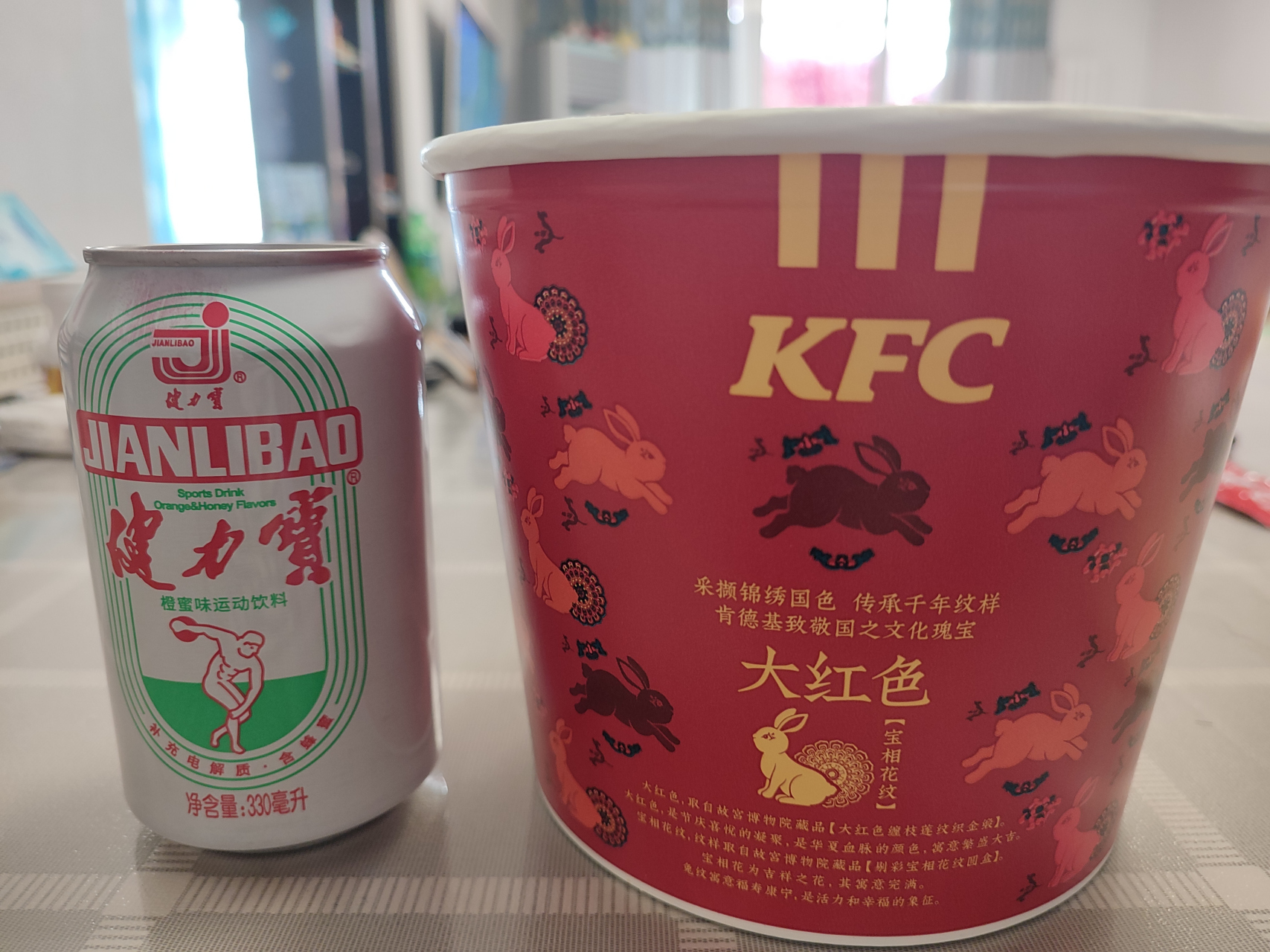 就是喜欢星期四,肯德基有疯狂星期四的活动.  买了一大桶热辣鸡,29.