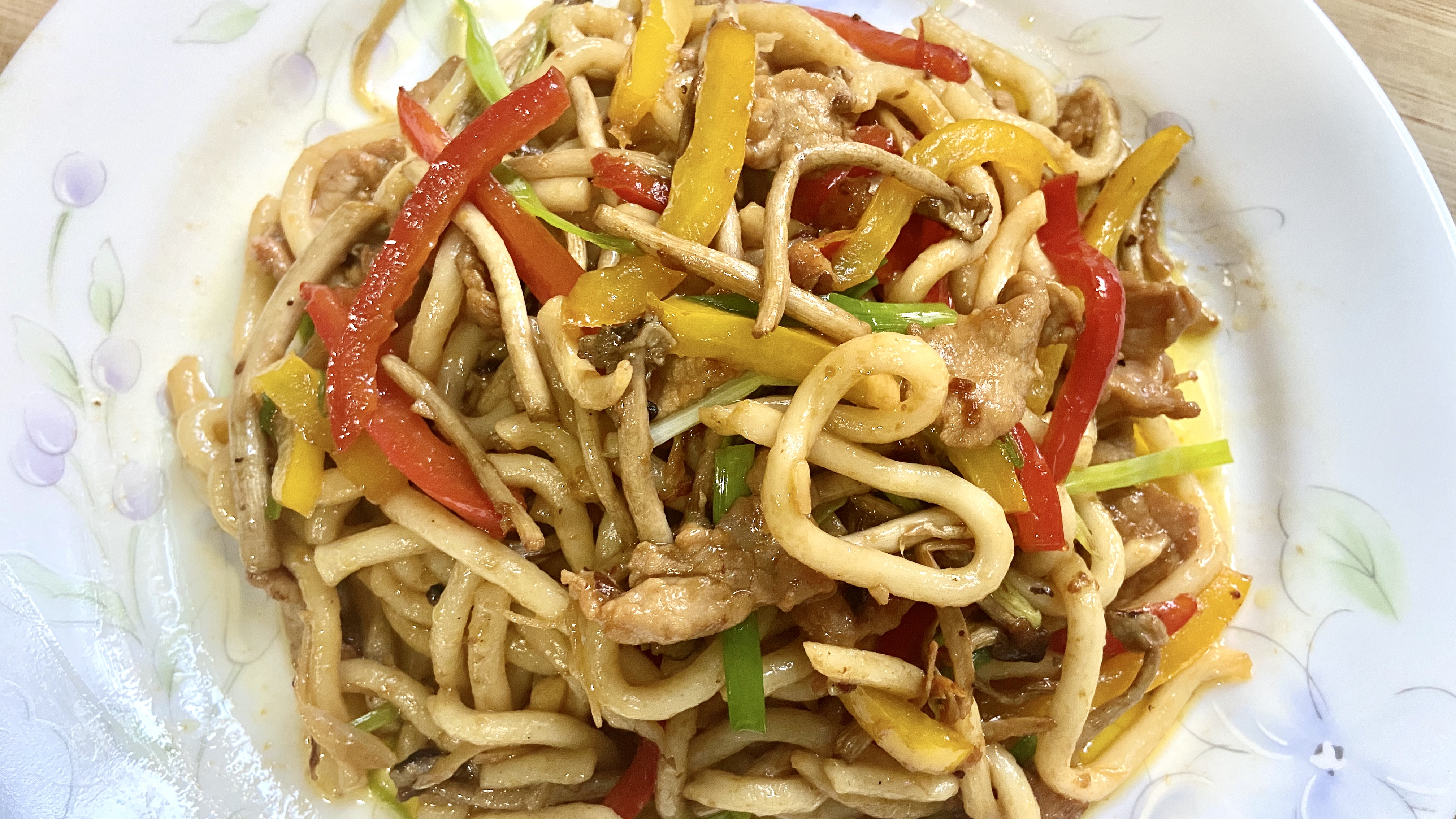 茶树菇乌冬面:去茶餐厅必点的招牌菜、口感细腻鲜香嫩滑