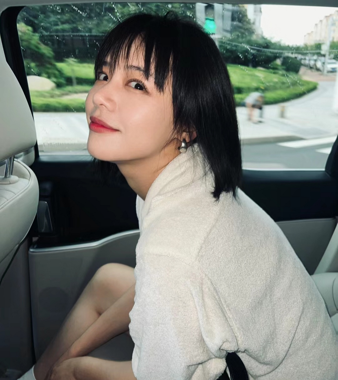 马思纯坐车里怼脸拍,齐刘海短发清新减龄,她淡妆出镜特别活泼,笑起来