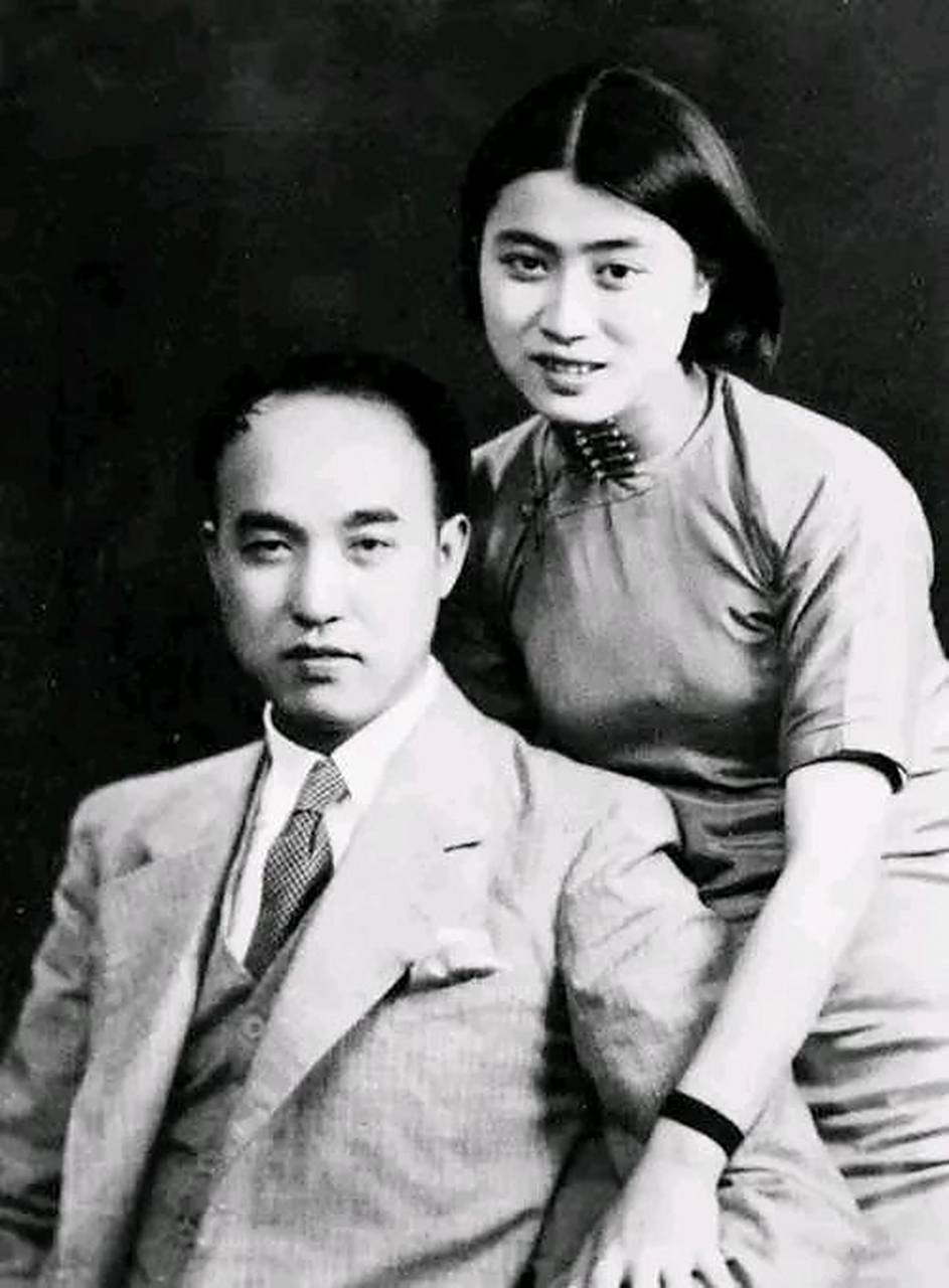 年轻时的胡风和妻子梅志合影.