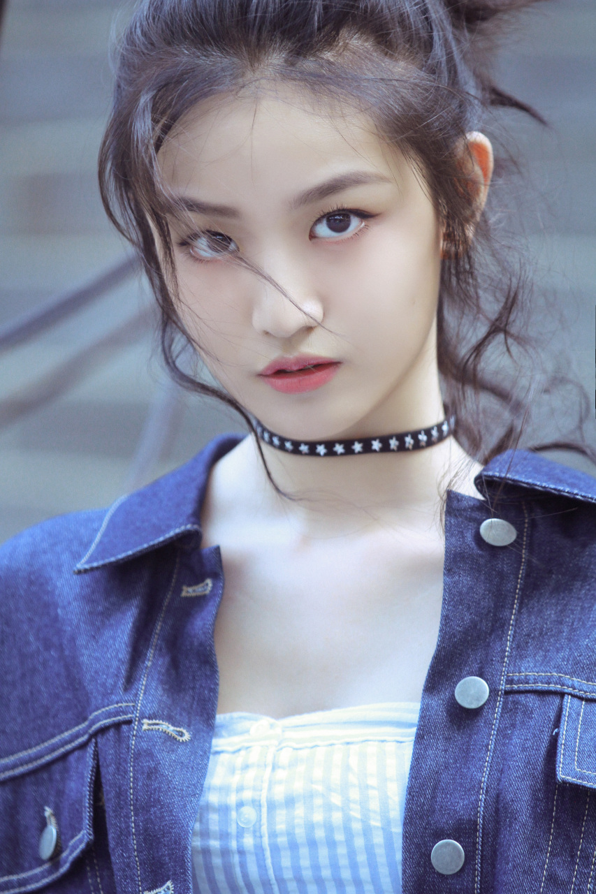 水晶(本名郑水晶),1994年7月25日出生于浙江省杭州市,毕业于中央戏剧