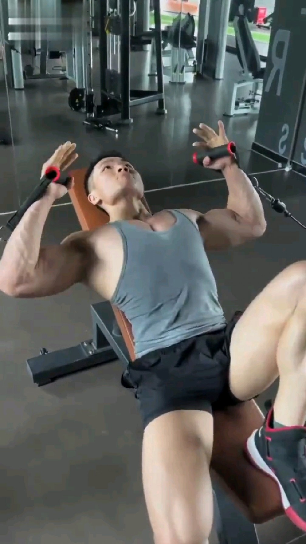 健身房里的肌肉牛蛙猛男充血的胸肌把背心都撑满了雄性荷尔蒙满满