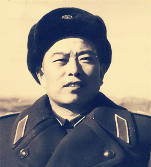 武汉军区副司令徐国夫在酒店遭遇流氓挑衅,将军说:你算什么东西