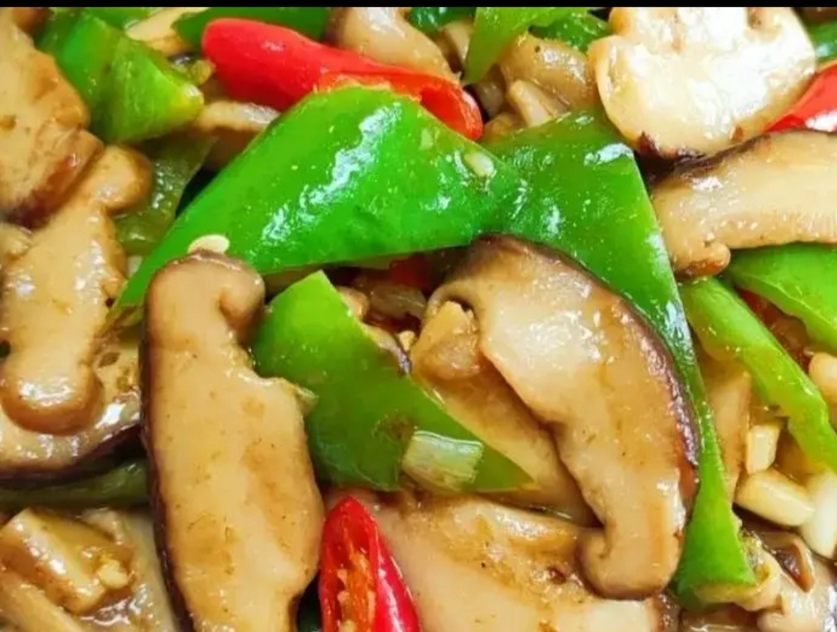 我的美食分享#  素炒香菇青椒  准备食材:香菇,青椒,小米辣,蒜末